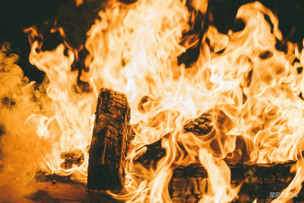 高清摄影 篝火 火焰 温暖 夜晚 户外 熊熊燃烧的篝火