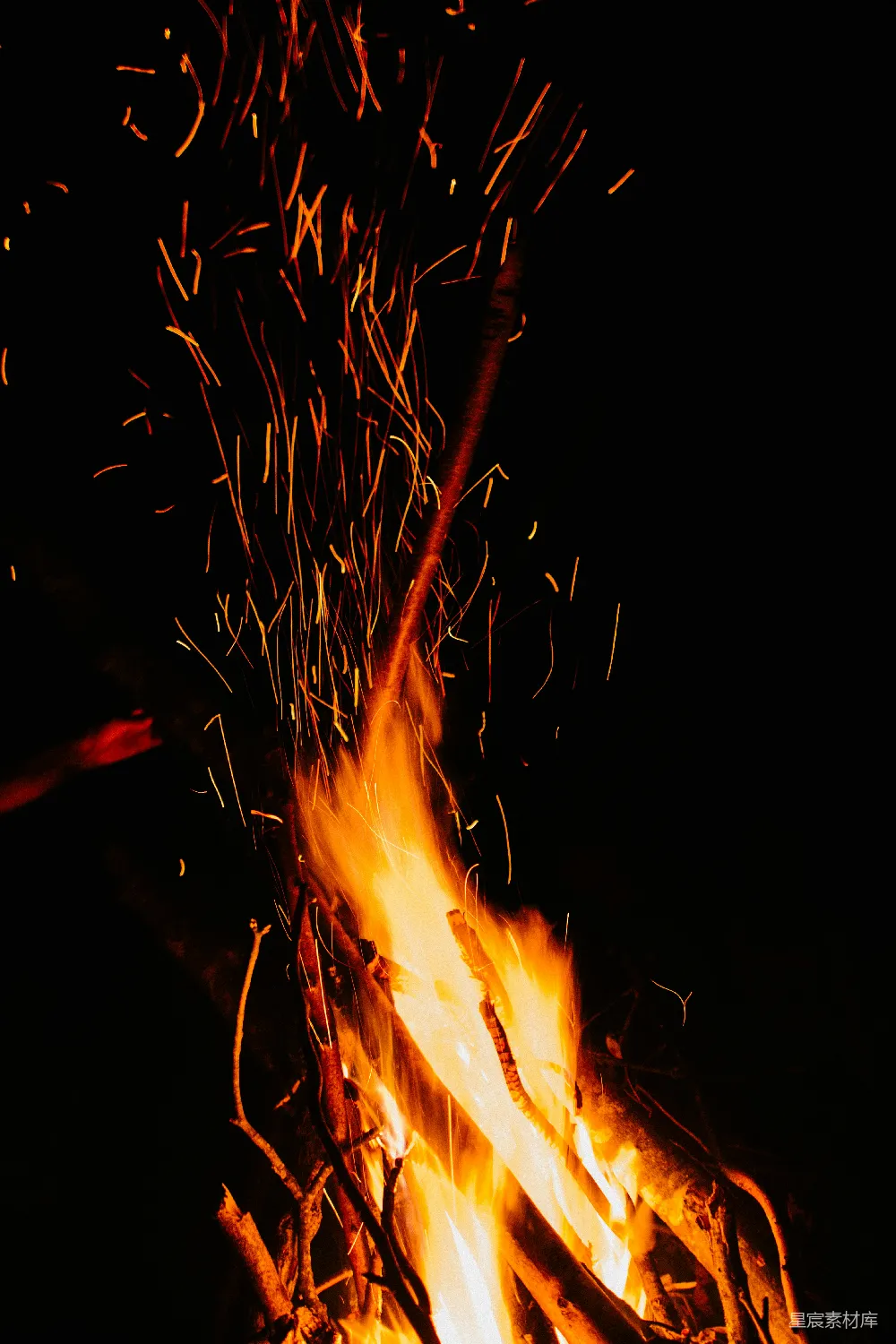 高清摄影 篝火 夜晚 火花 户外活动 温暖 夜幕下的篝火