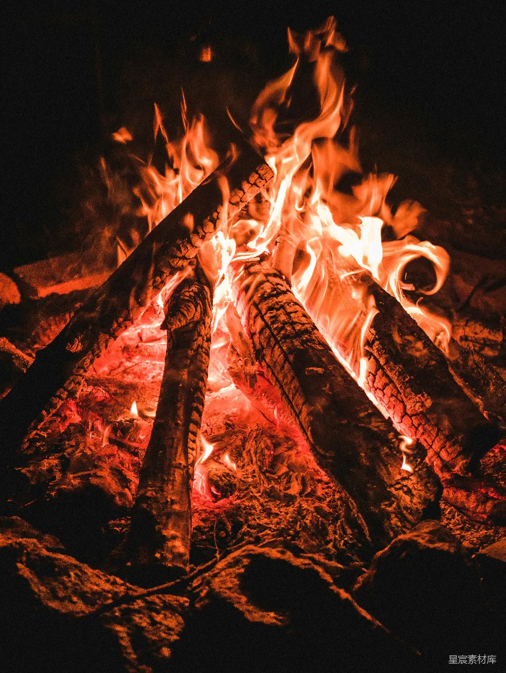 高清摄影 篝火 夜景 温暖 户外 放松 篝火夜景