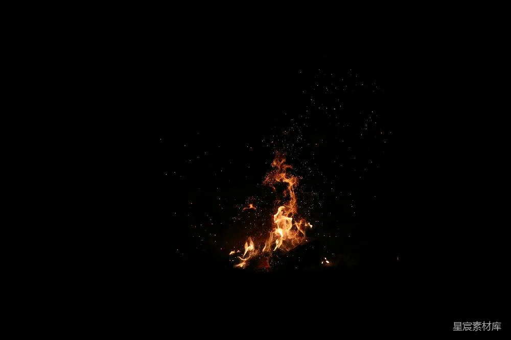 这张图片展示了在黑暗的夜空中，一团篝火燃烧的场景。火光跳跃，火星四溅，营造出一种温暖而神秘的氛围。图片的风格简洁而富有诗意，适合用作自然、户外活动或夜晚场景的背景素材。