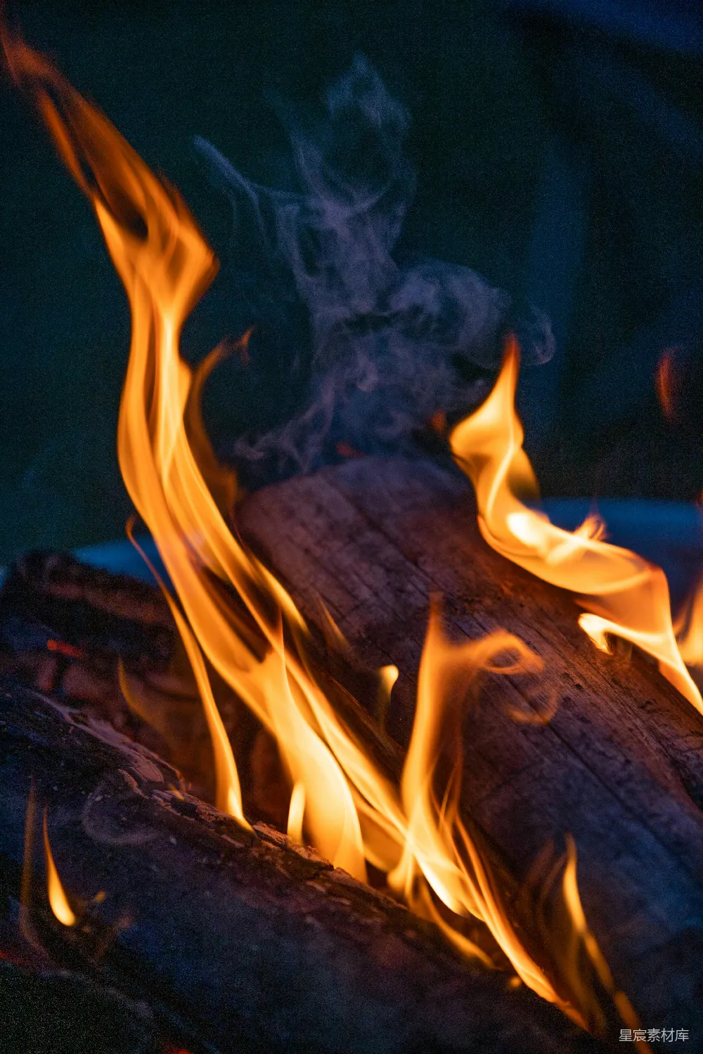 高清摄影 火焰 自然 温暖 户外 背景 熊熊燃烧的木柴