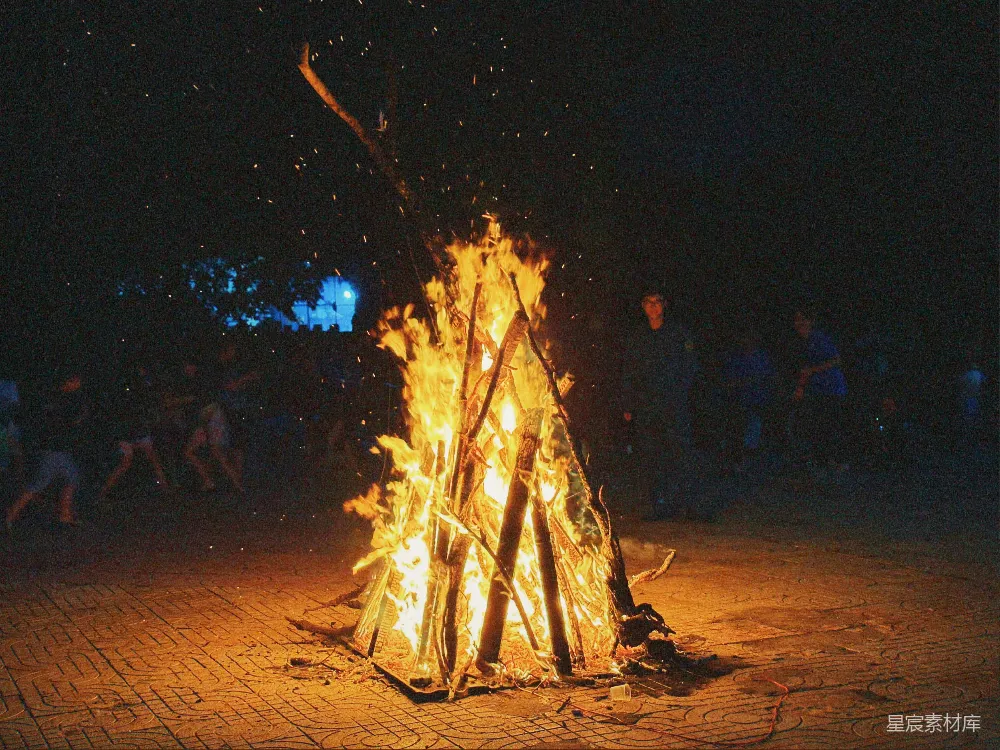 高清摄影 篝火 夜晚 户外 庆祝 传统 篝火晚会