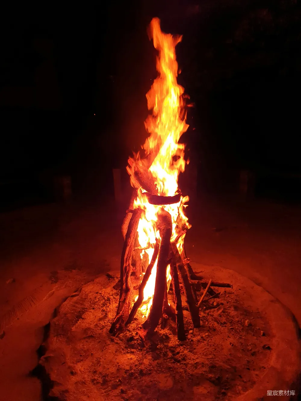 高清摄影 篝火 夜晚 户外 温暖 节日 篝火之夜