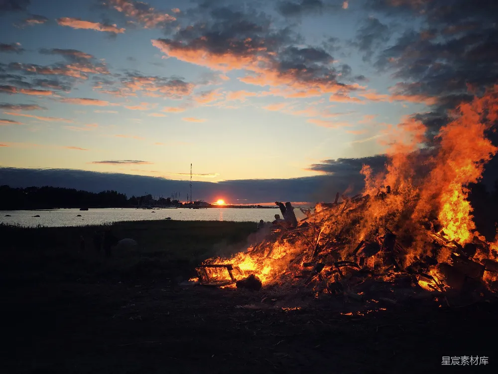 高清摄影 篝火 夕阳 自然风光 户外活动 节日氛围 夕阳下的篝火晚会