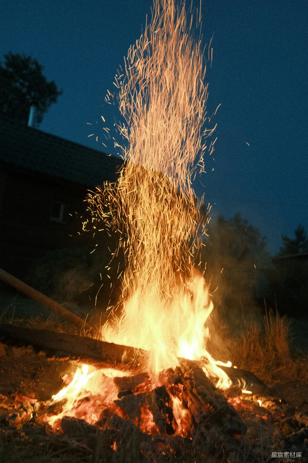 高清摄影 篝火 夜景 烟花 户外活动 节日气氛 篝火晚会中的烟花效果