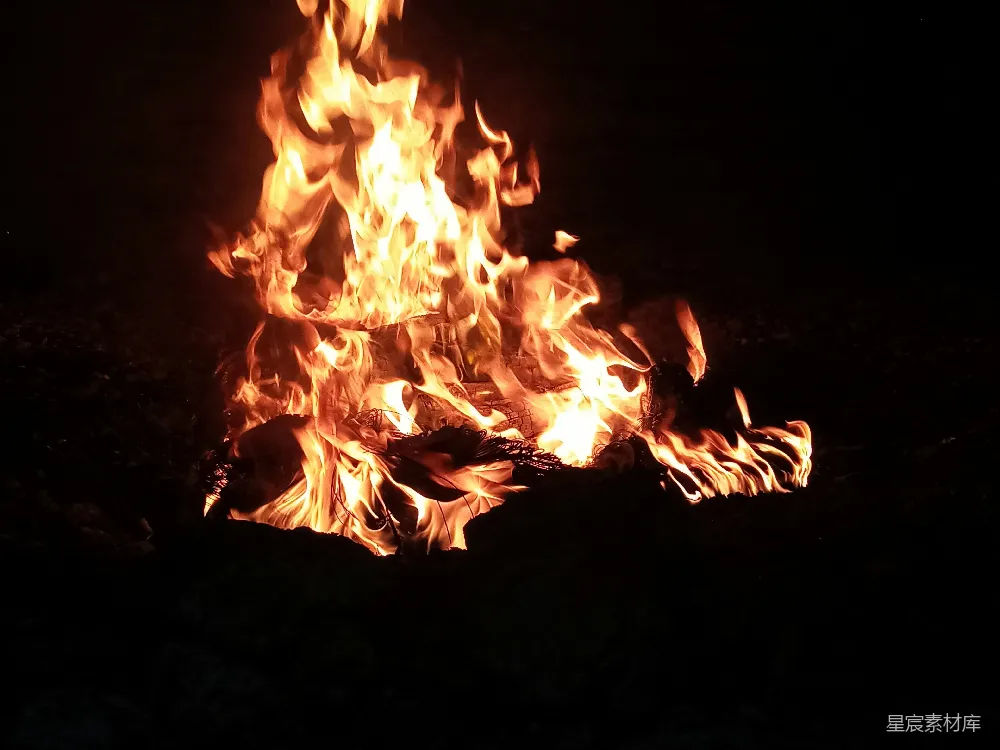 高清摄影 篝火 夜晚 温暖 户外 节日 篝火晚会