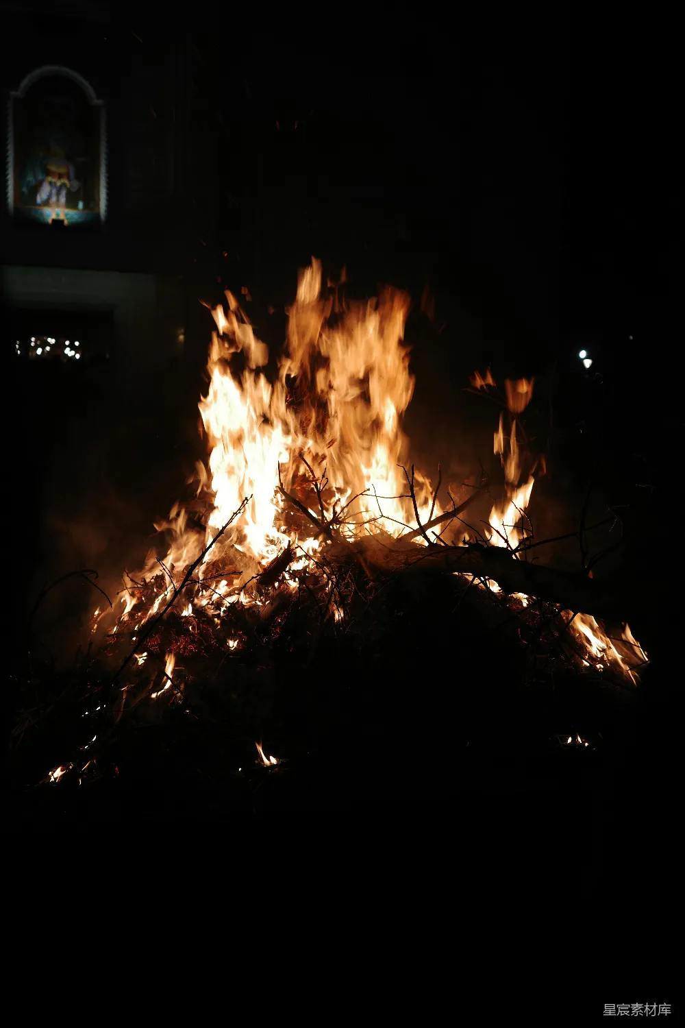 高清摄影 篝火 夜景 温暖 户外活动 节日氛围 夜幕下的篝火