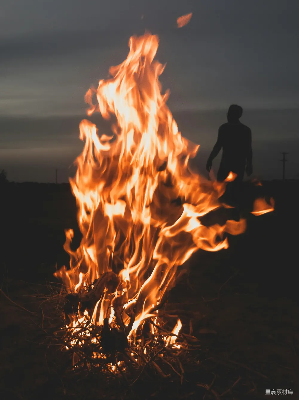 高清摄影 篝火 剪影 自然 夜晚 户外 篝火旁的剪影