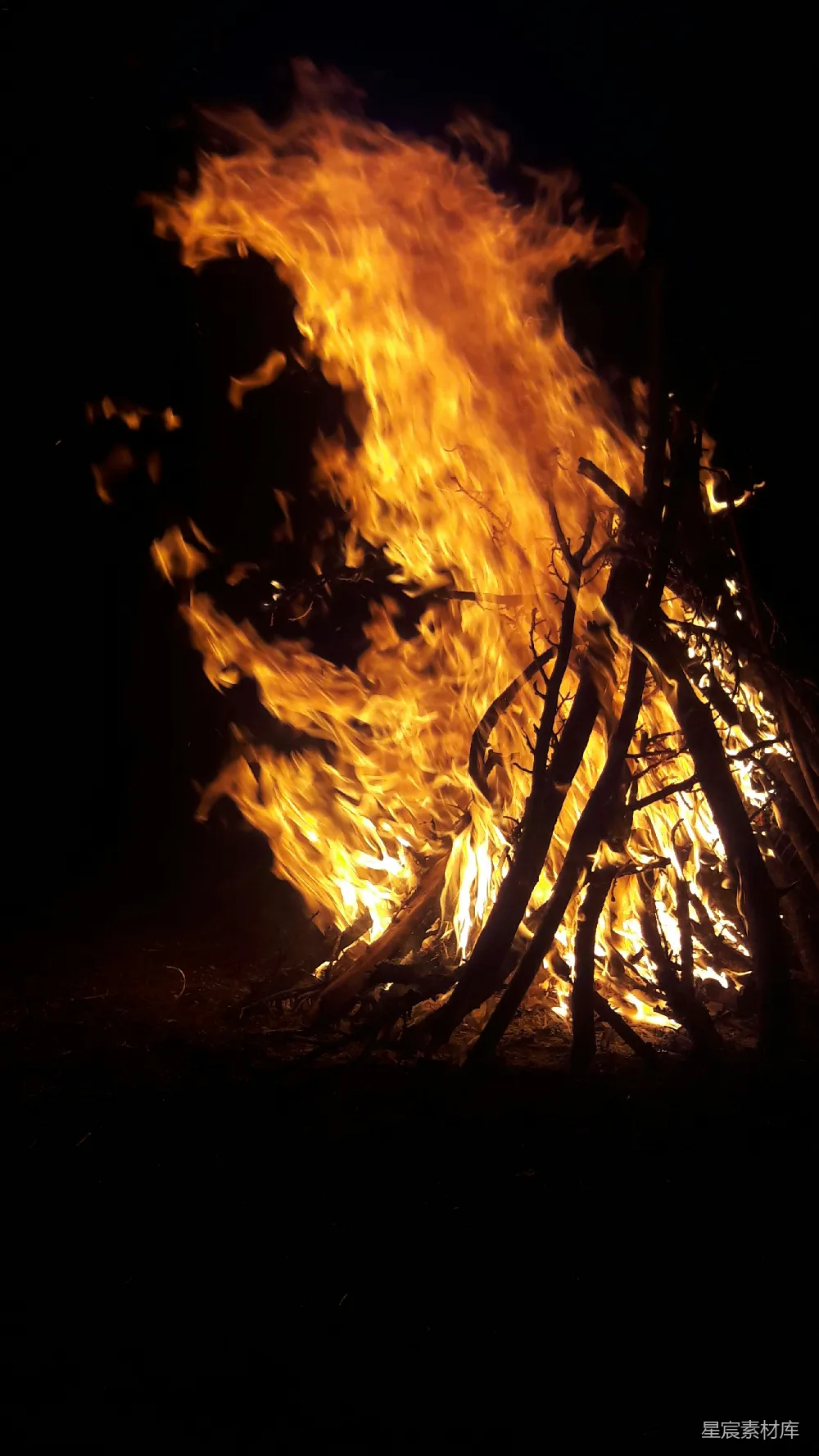 高清摄影 篝火 夜晚 温暖 户外活动 自然 夜幕下的篝火