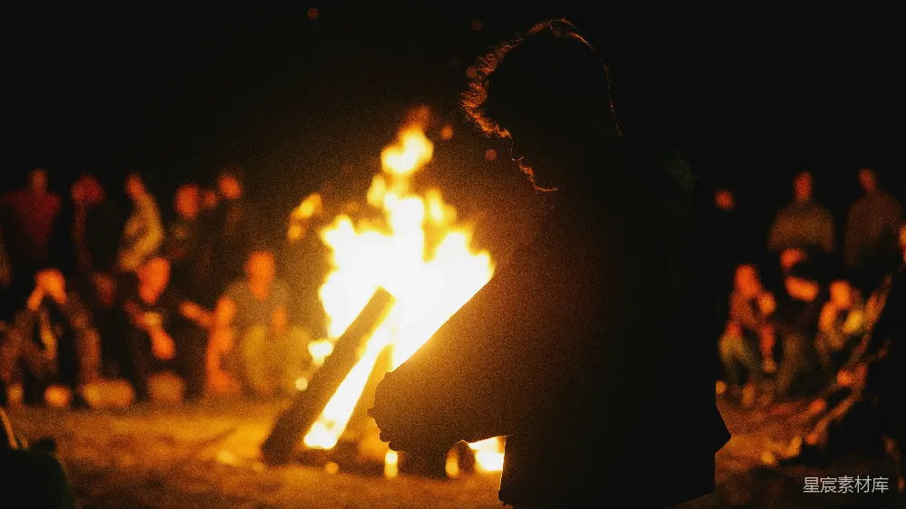 高清摄影 夜晚 篝火 剪影 户外 友情 篝火旁的剪影