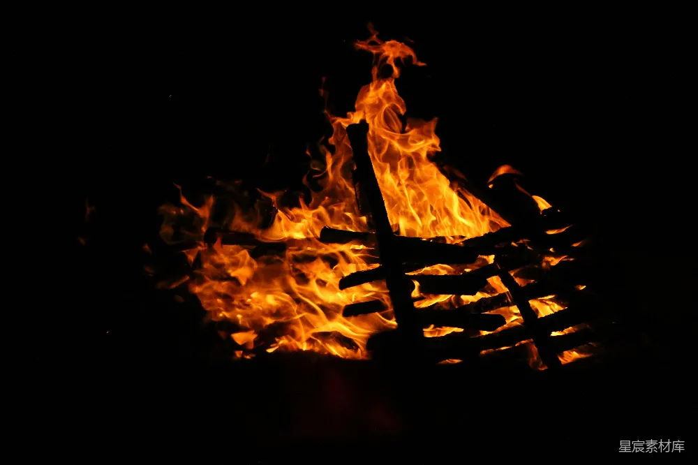 高清摄影 篝火 夜晚 温暖 户外 火光 夜晚的篝火