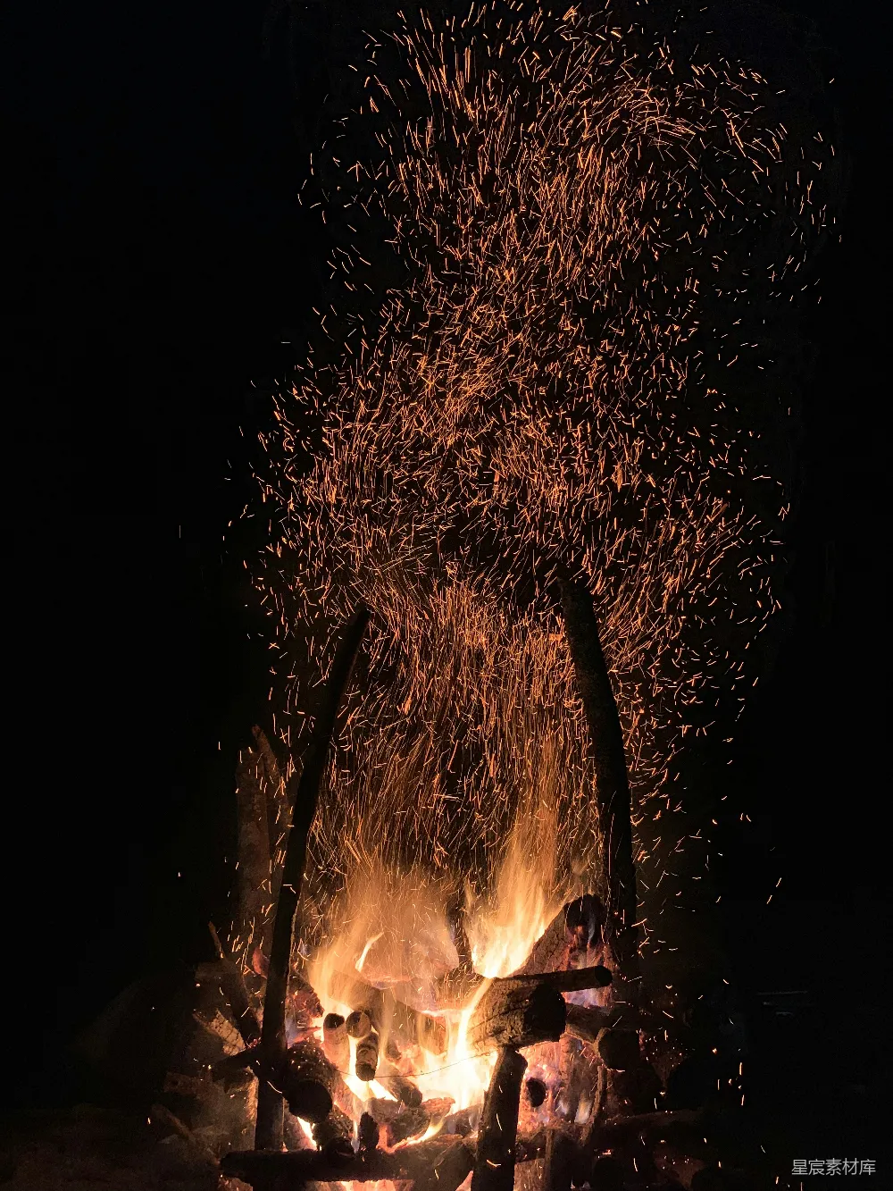 高清摄影 篝火 夜晚 火花 户外 自然 篝火夜景