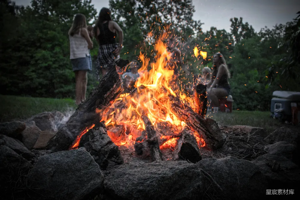 高清摄影 篝火 户外 聚会 自然 夜晚 篝火旁的夜话