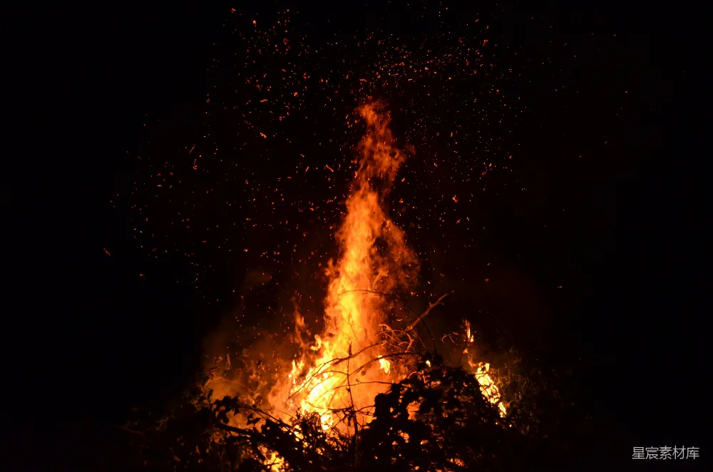 高清摄影 篝火 夜晚 烟火 自然 庆祝 夜空下的熊熊篝火