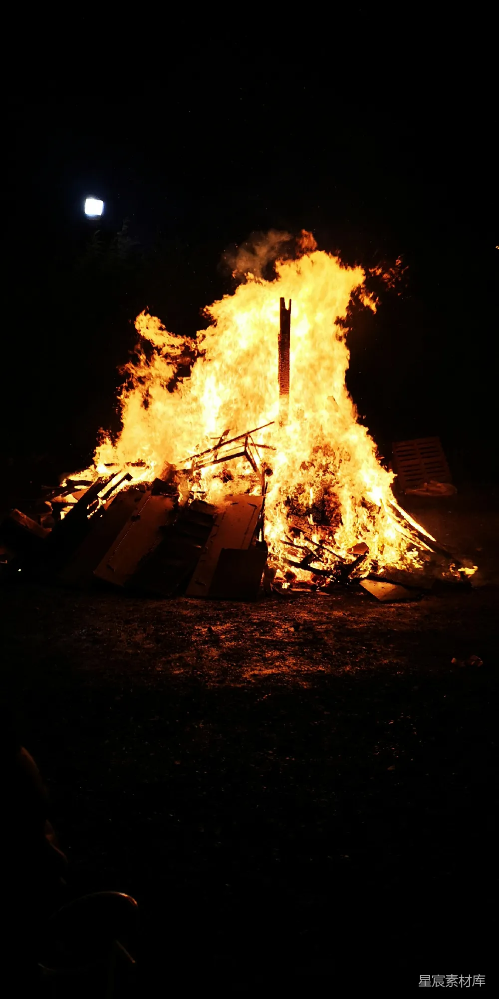 高清摄影 篝火 夜晚 户外活动 庆祝 温暖 夜幕下的篝火