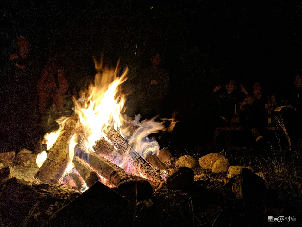 高清摄影 篝火 夜晚 户外 放松 友情 夜晚篝火旁的温馨时光