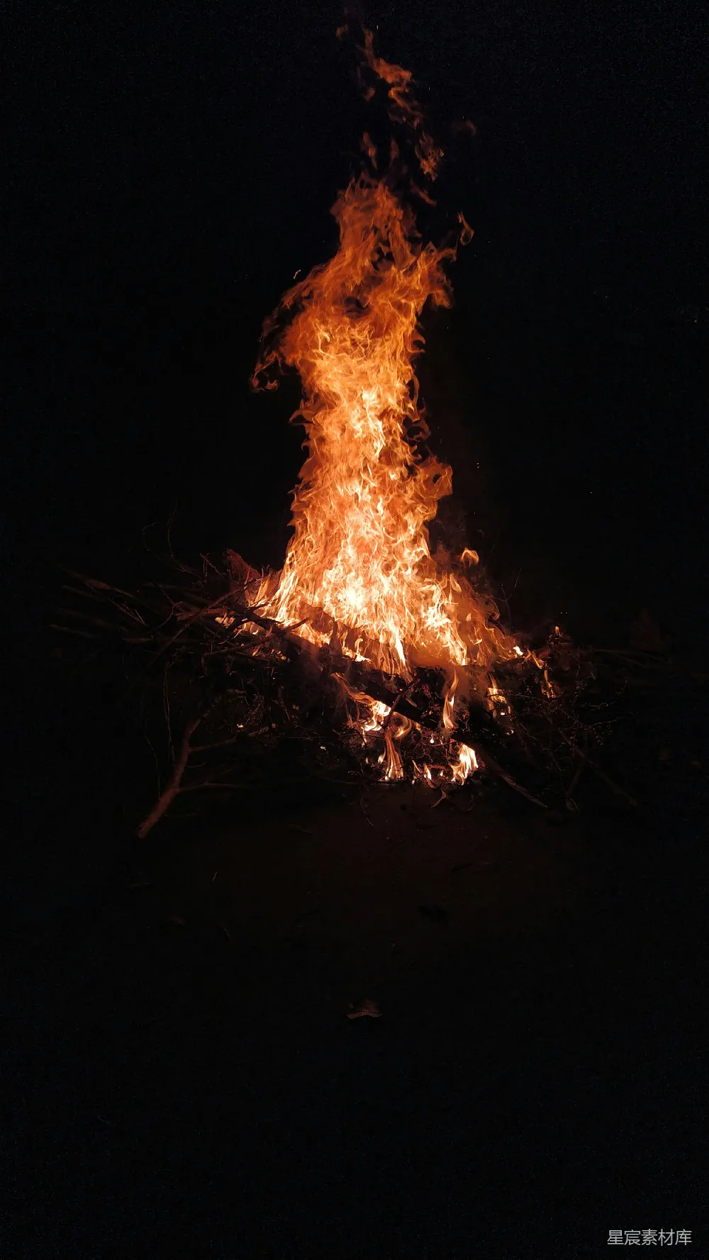 高清摄影 篝火 夜晚 火焰 自然 宁静 夜幕下的篝火