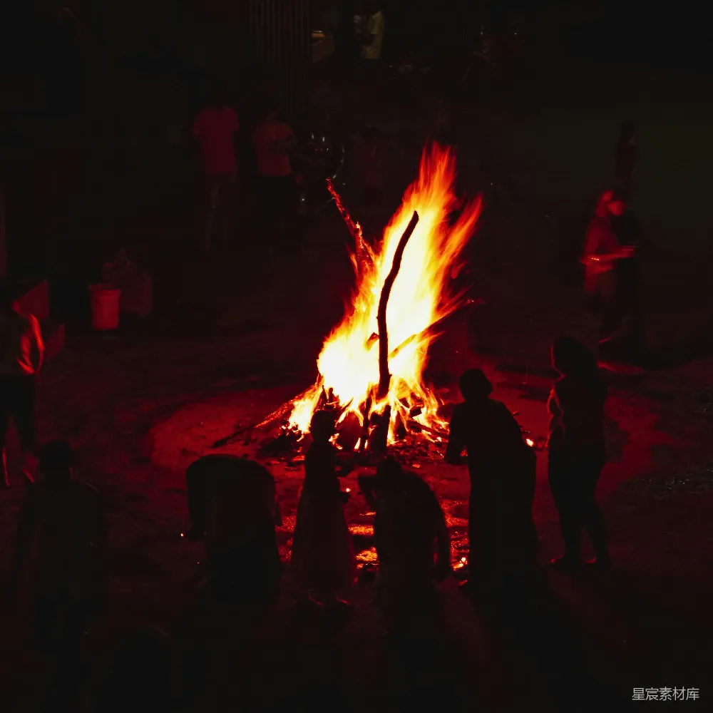 高清摄影 篝火 夜晚 人群 节日 温暖 篝火晚会的温馨时刻