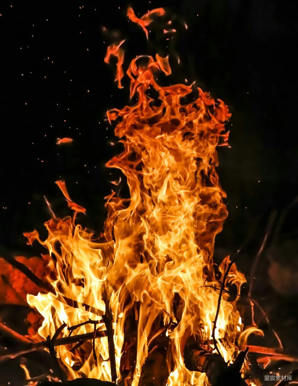 高清摄影 篝火 火焰 夜晚 自然 温暖 熊熊燃烧的篝火