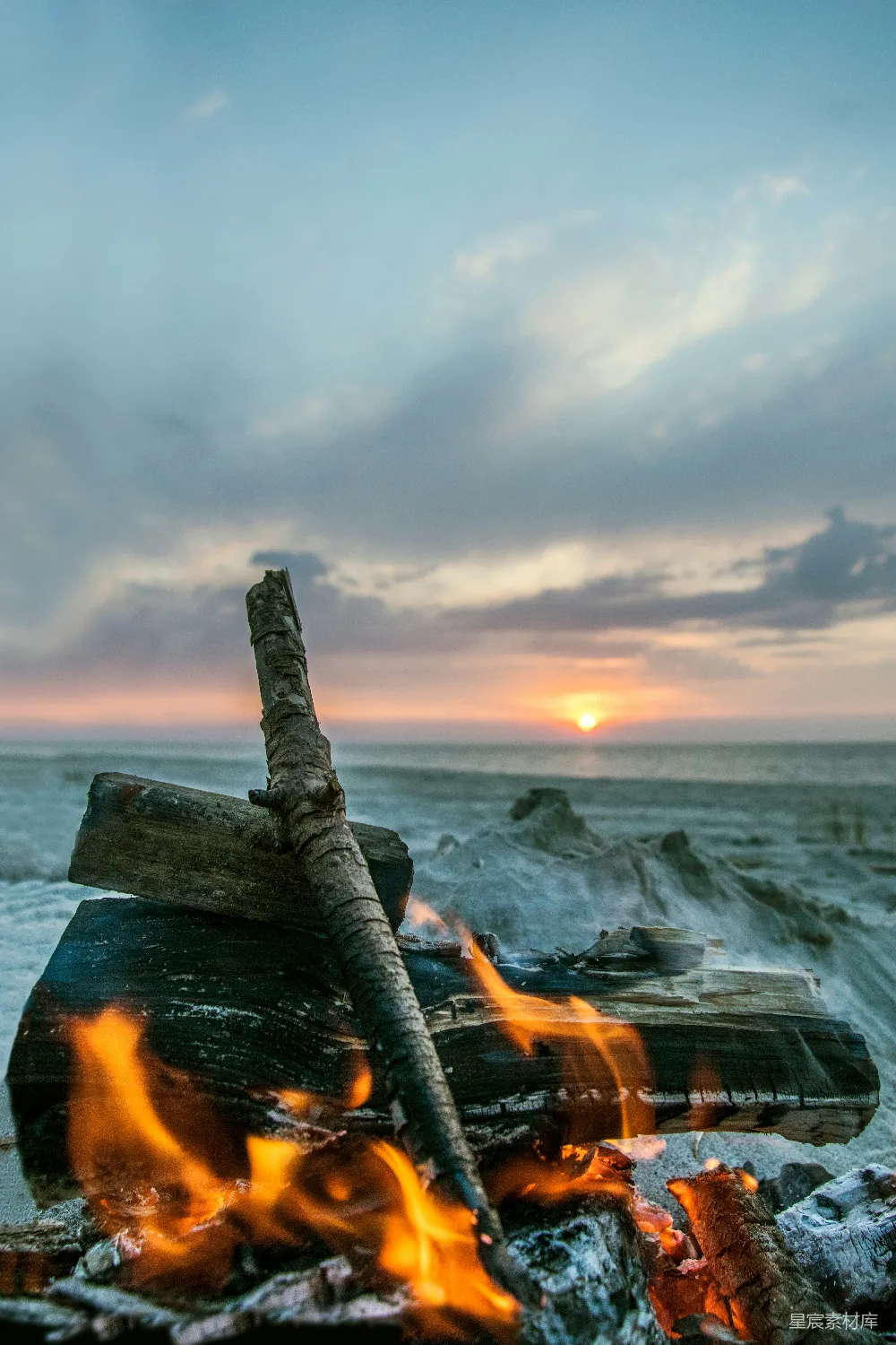 高清摄影 海滩 篝火 夕阳 宁静 自然 海滩上的篝火：夕阳下的静谧时光