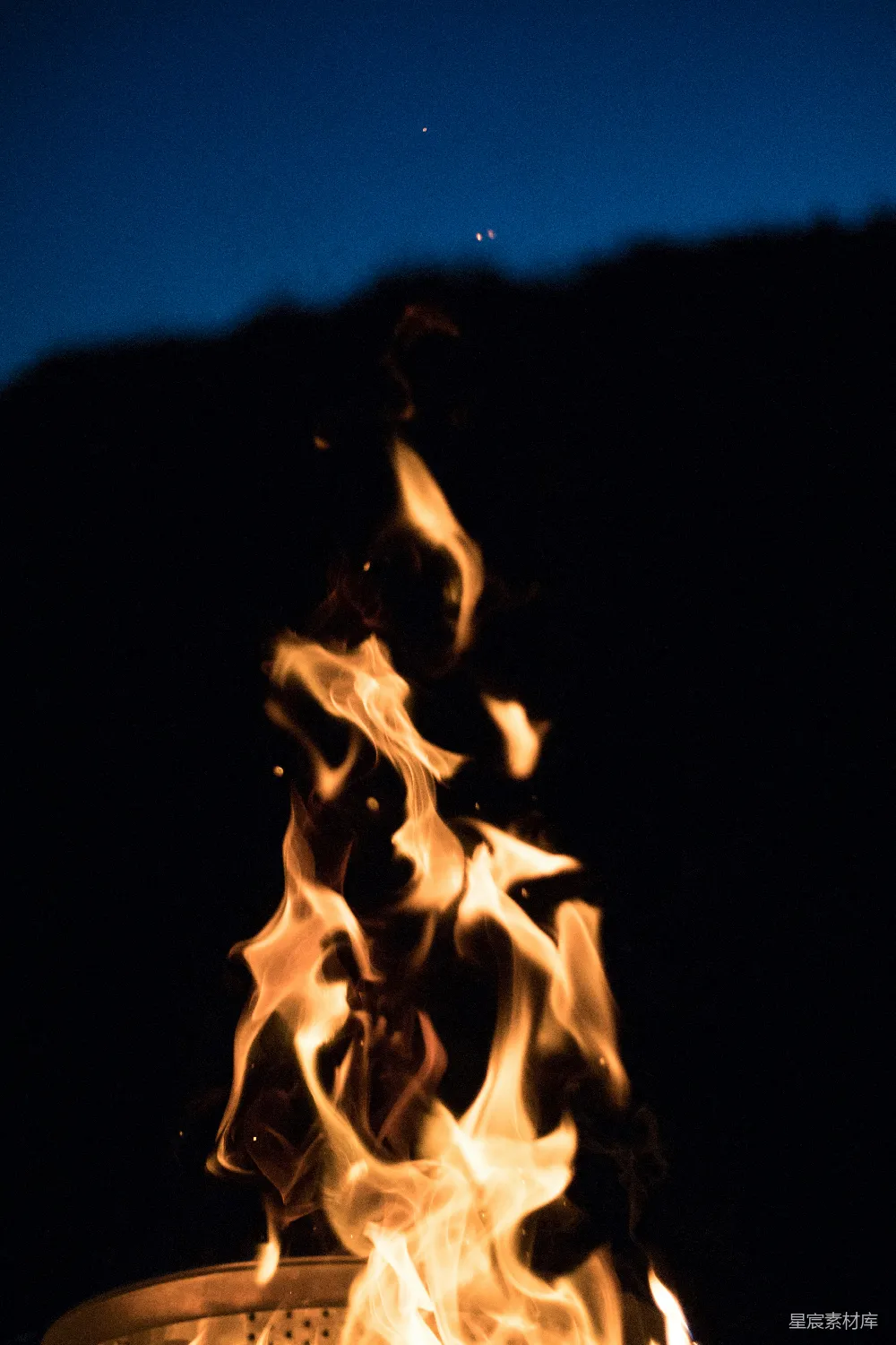 高清摄影 篝火 夜景 自然 温暖 户外 夜幕下的篝火