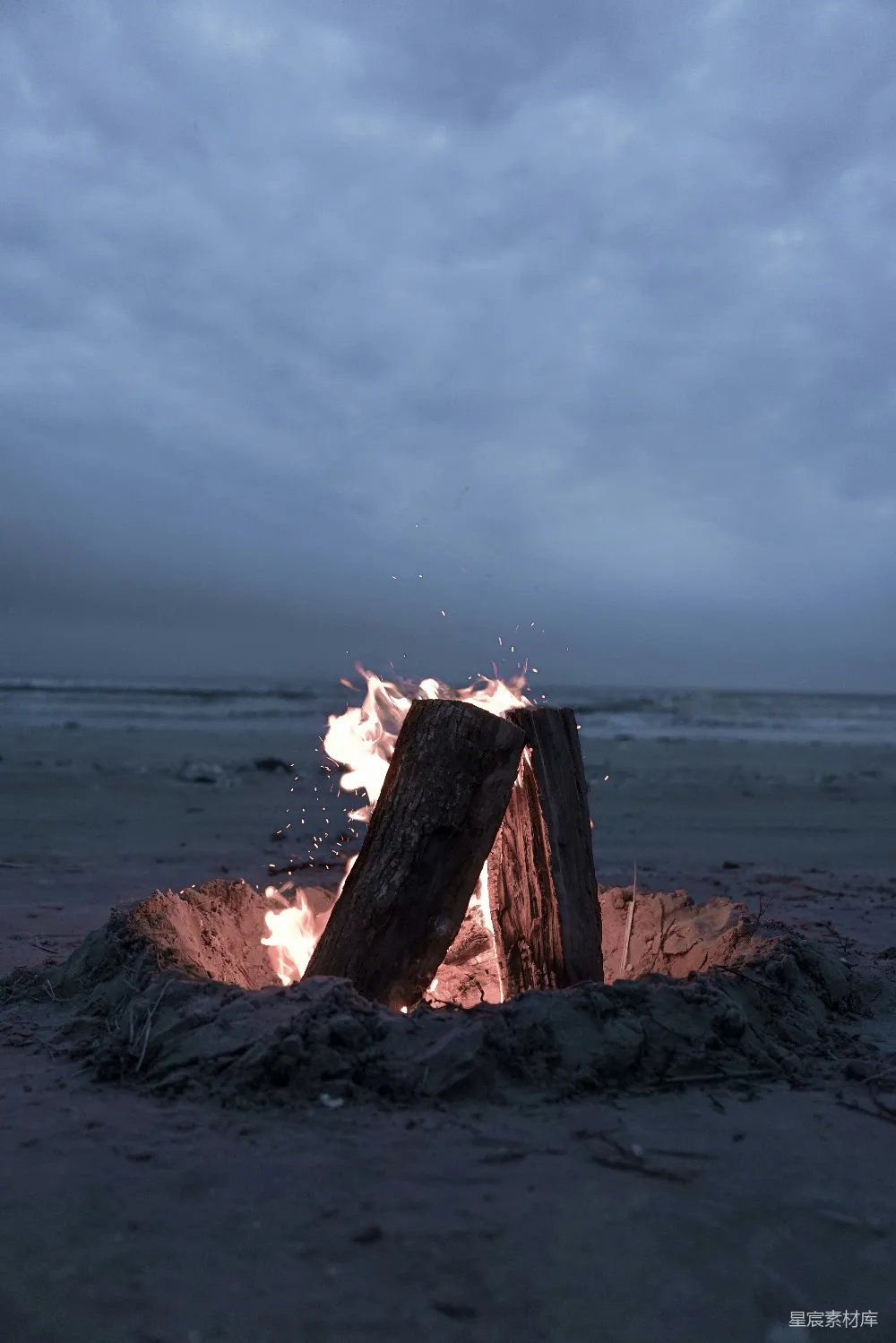 高清摄影 海滩 篝火 自然 黄昏 休闲 海滩上的篝火