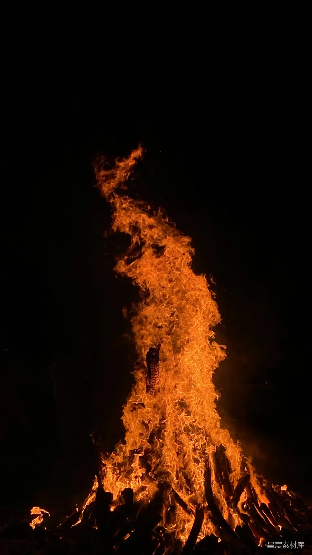 高清摄影 篝火 夜晚 火焰 自然 户外 熊熊燃烧的篝火