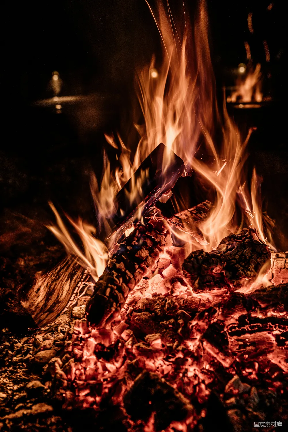 高清摄影 篝火 温暖 夜晚 火光 户外 篝火的温暖