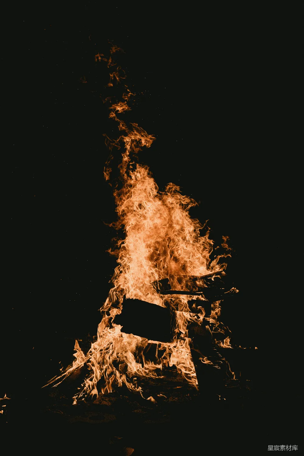 高清摄影 火焰 夜晚 艺术 户外 情感 燃烧的椅子