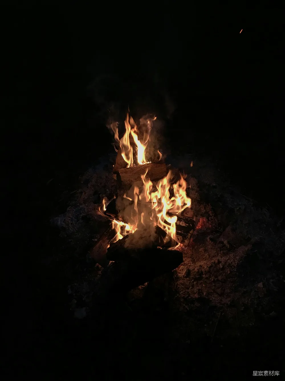 高清摄影 篝火 夜景 温暖 户外 自然 夜幕下的篝火
