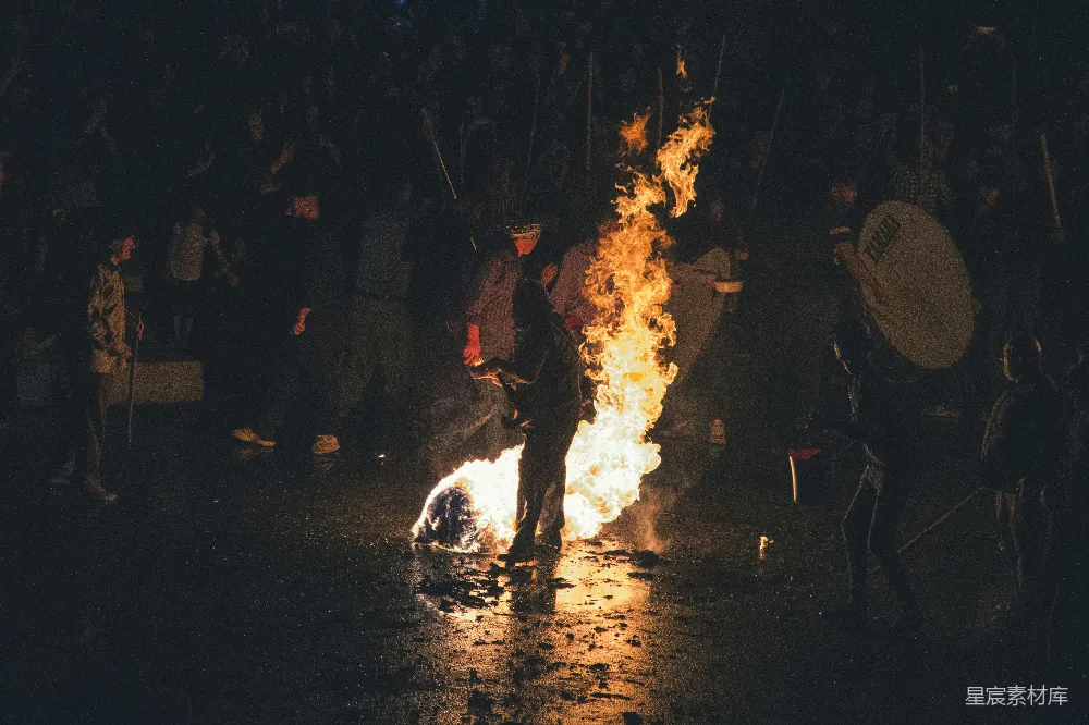 高清摄影 夜晚 火焰 表演 人群 氛围 夜幕下的火焰表演