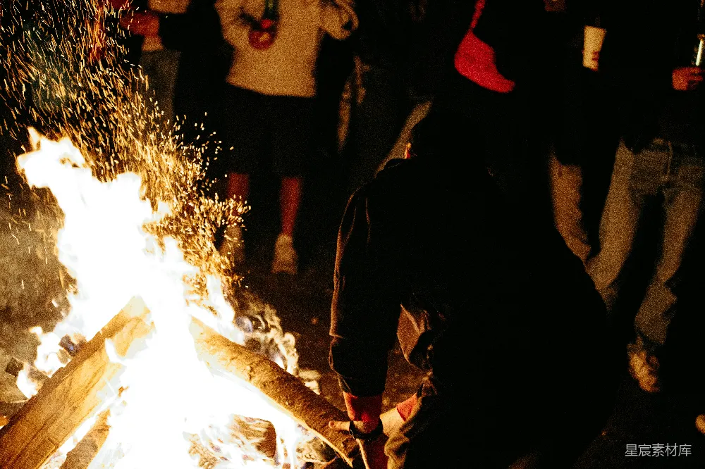 高清摄影 篝火 节日 夜晚 温暖 家庭 篝火旁的温暖瞬间