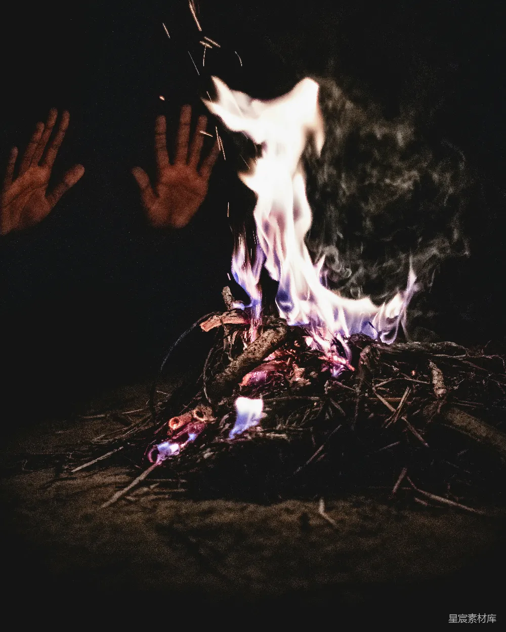 高清摄影 篝火 夜晚 温暖 户外活动 自然 篝火取暖