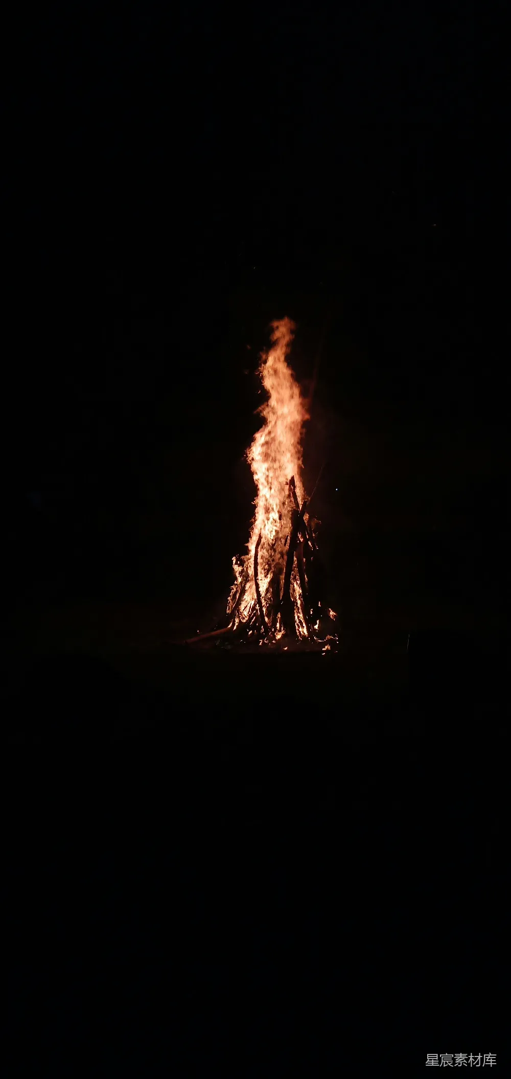 高清摄影 篝火 夜晚 自然 户外 温暖 夜幕下的篝火