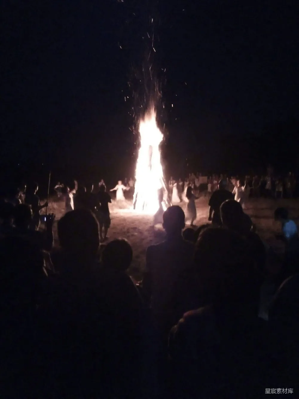高清摄影 篝火 夜晚 庆祝 人群 节日 篝火晚会