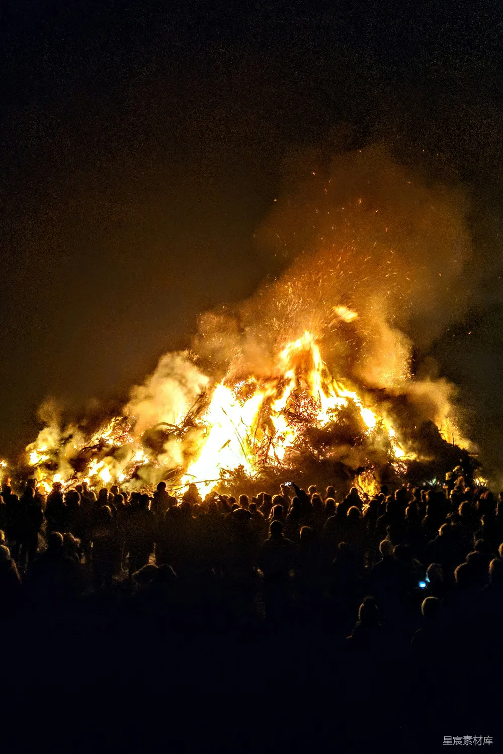 高清摄影 篝火 夜景 节日 人群 庆祝 夜幕下的狂欢：篝火晚会