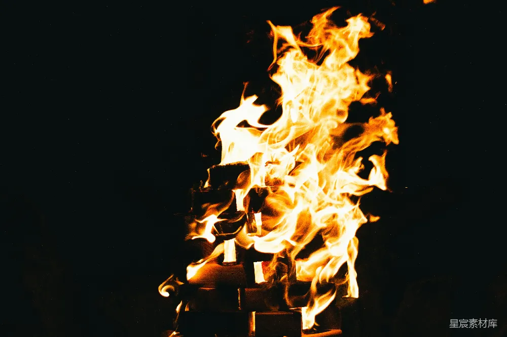 高清摄影 篝火 夜晚 火焰 温暖 户外 熊熊燃烧的篝火
