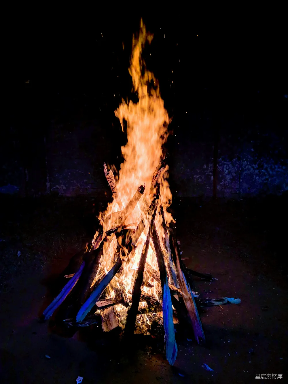 高清摄影 篝火 夜晚 节日 户外活动 温暖 篝火晚会