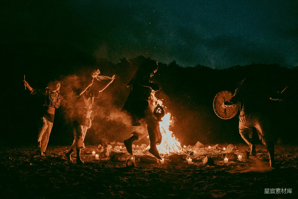 高清摄影 部落文化 篝火 夜晚 传统舞蹈 自然 篝火旁的部落舞者