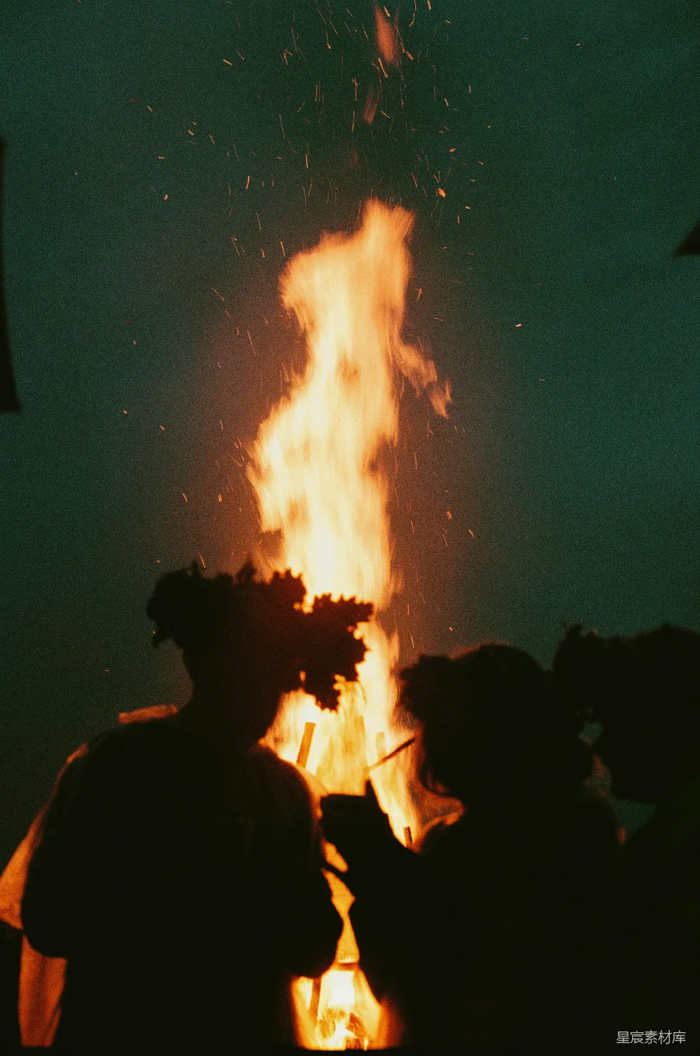 高清摄影 篝火 夜晚 烟花 户外活动 节日 篝火晚会