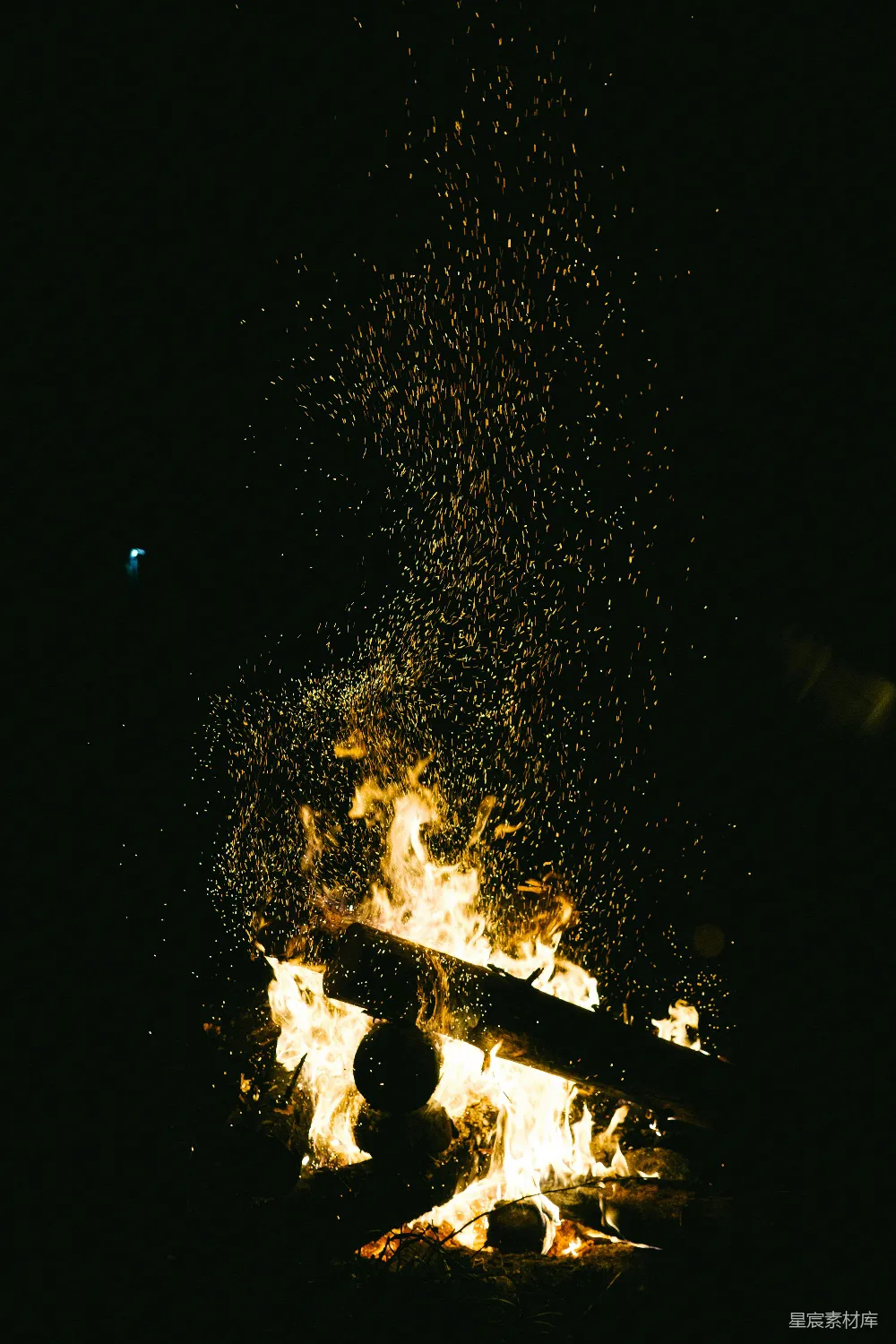 高清摄影 篝火 夜晚 火花 户外 温暖 夜晚篝火的火花