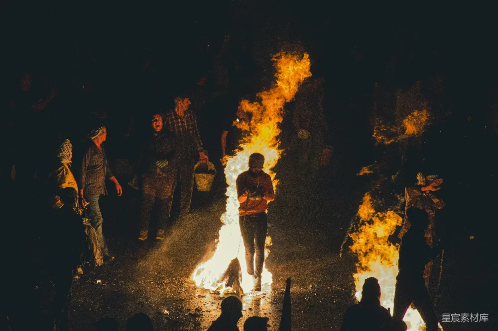 高清摄影 夜晚 火焰 人群 抗议 冲突 夜晚的火焰与围观人群