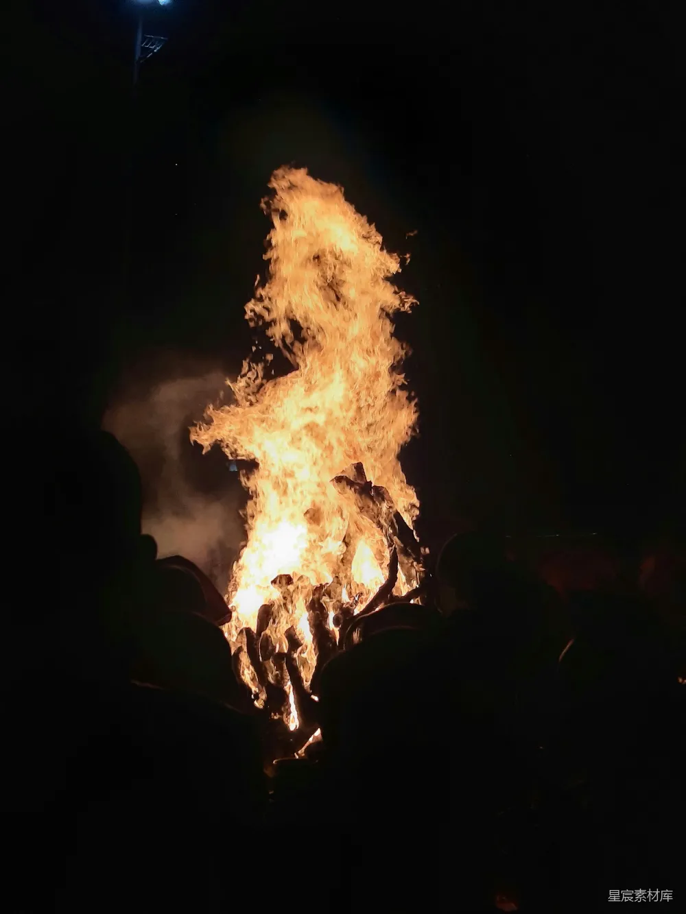 高清摄影 篝火 夜景 节日气氛 户外活动 温暖 夜幕下的篝火