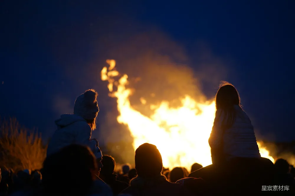 高清摄影 篝火 夜景 人群 节日 温暖 夜幕下的篝火与人群