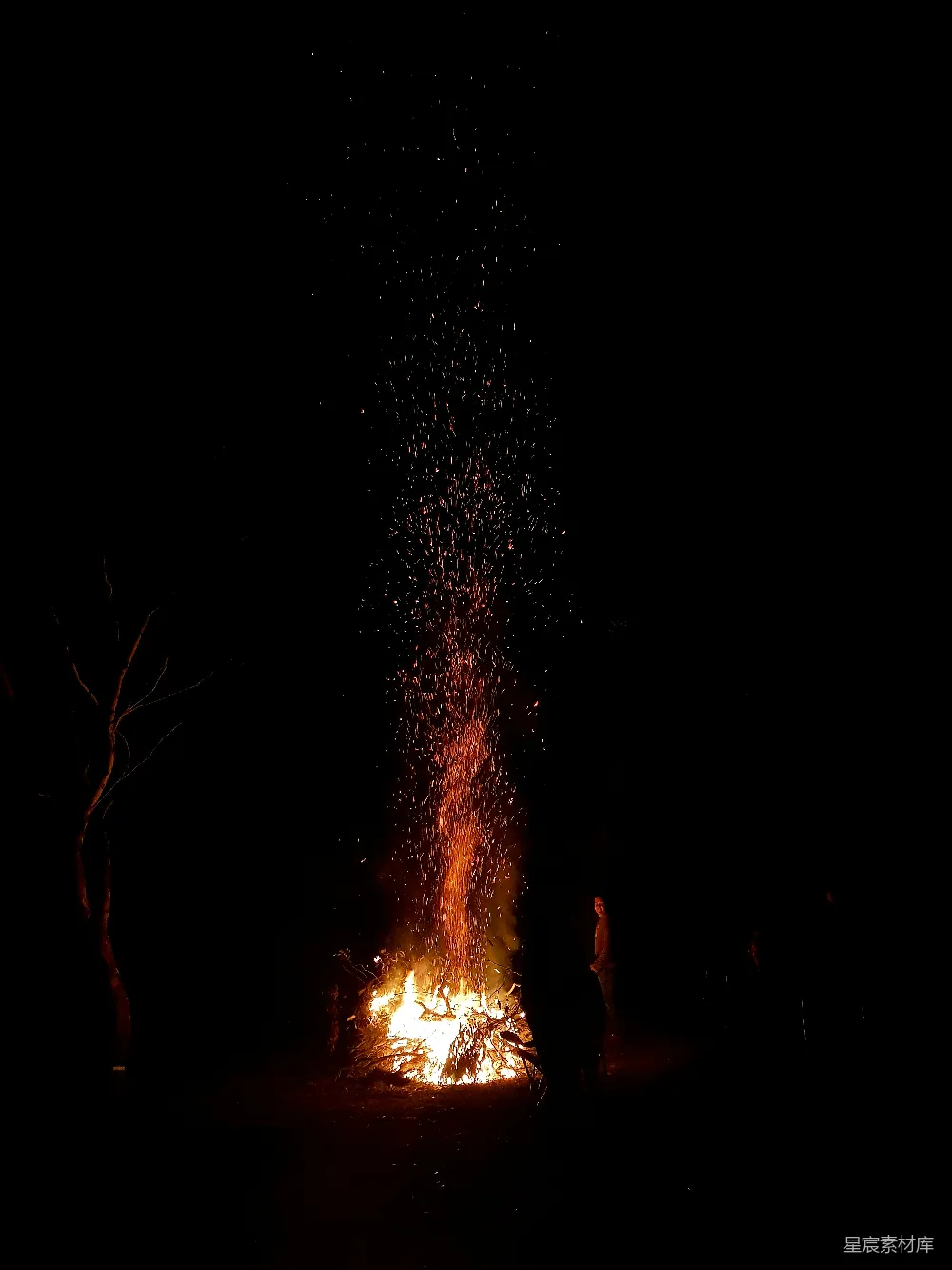 高清摄影 篝火 夜晚 自然 户外 节日 夜幕下的篝火