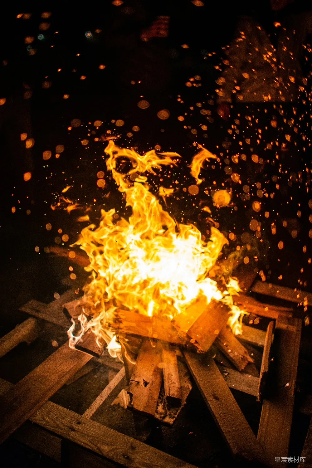 高清摄影 篝火 夜晚 温暖 户外活动 烟火 篝火晚会的温暖时刻