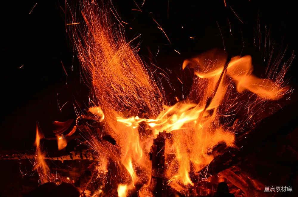 高清摄影 篝火 夜晚 火焰 户外 温暖 篝火的夜晚