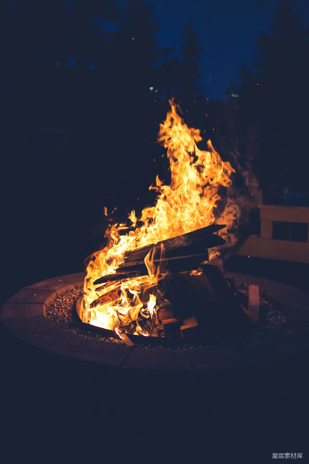 高清摄影 篝火 夜晚 户外 温暖 放松 夜晚的篝火
