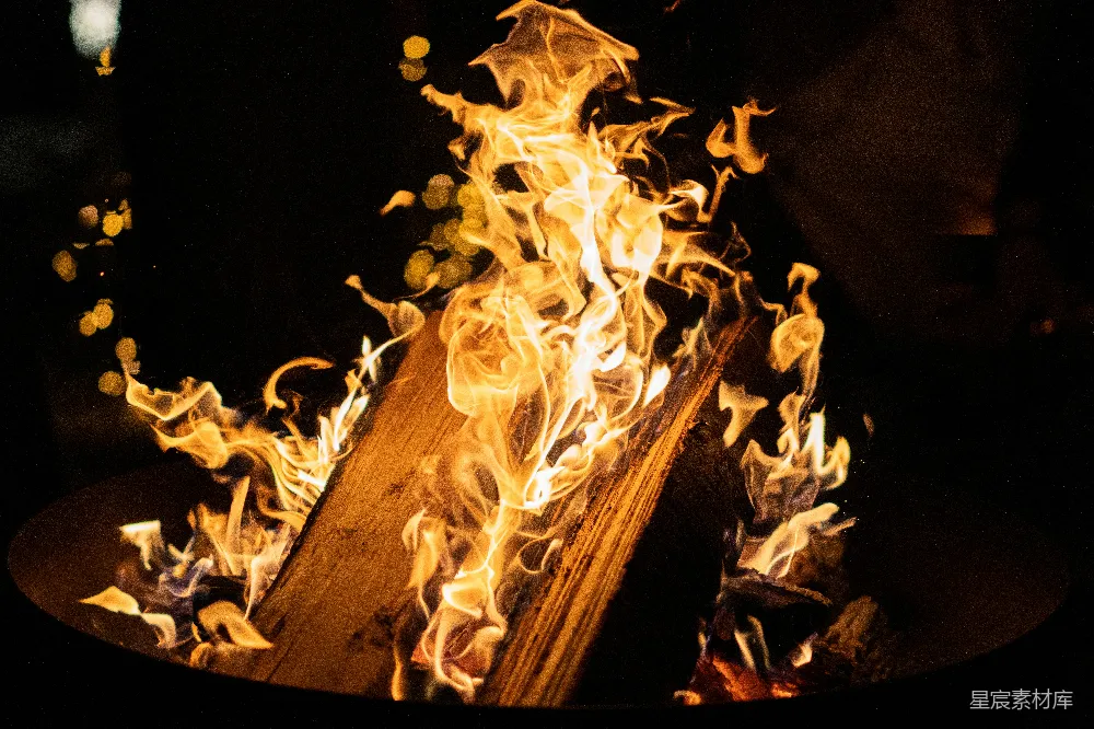 高清摄影 篝火 夜晚 温暖 户外活动 节日 篝火晚会的火焰