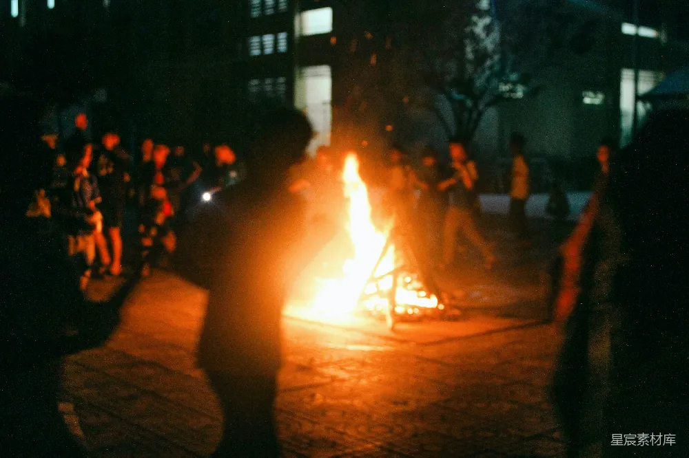 高清摄影 篝火 夜晚 聚会 户外 温暖 夜晚的篝火晚会